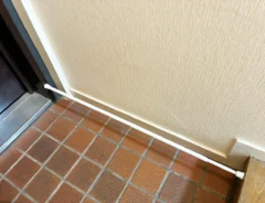 つっぱり棒の玄関収納写真（撮影：grapeライフハック編集部）