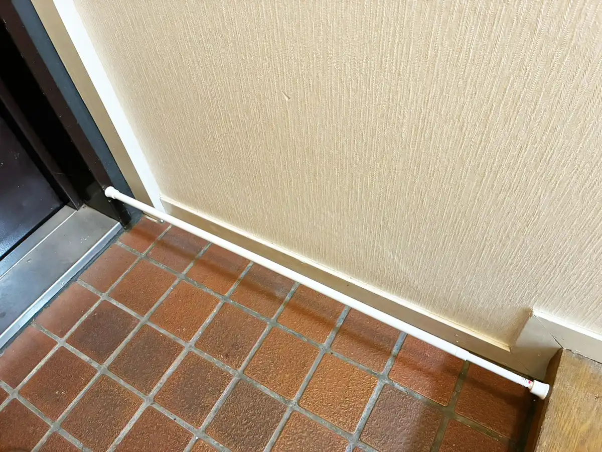 つっぱり棒の玄関収納写真(撮影:grapeライフハック編集部)