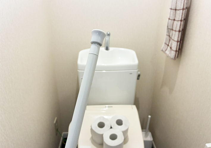 つっぱり棒のトイレ収納写真（撮影：grapeライフハック編集部）