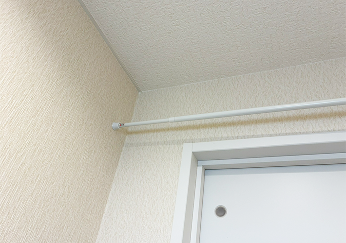 つっぱり棒のトイレ収納写真（撮影：grapeライフハック編集部）