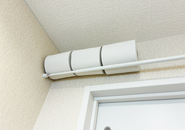 つっぱり棒のトイレ収納写真（撮影：grapeライフハック編集部）