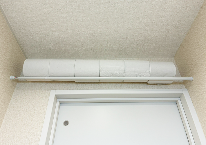 つっぱり棒のトイレ収納写真（撮影：grapeライフハック編集部）