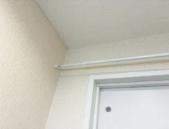 つっぱり棒のトイレ収納写真（撮影：grapeライフハック編集部）