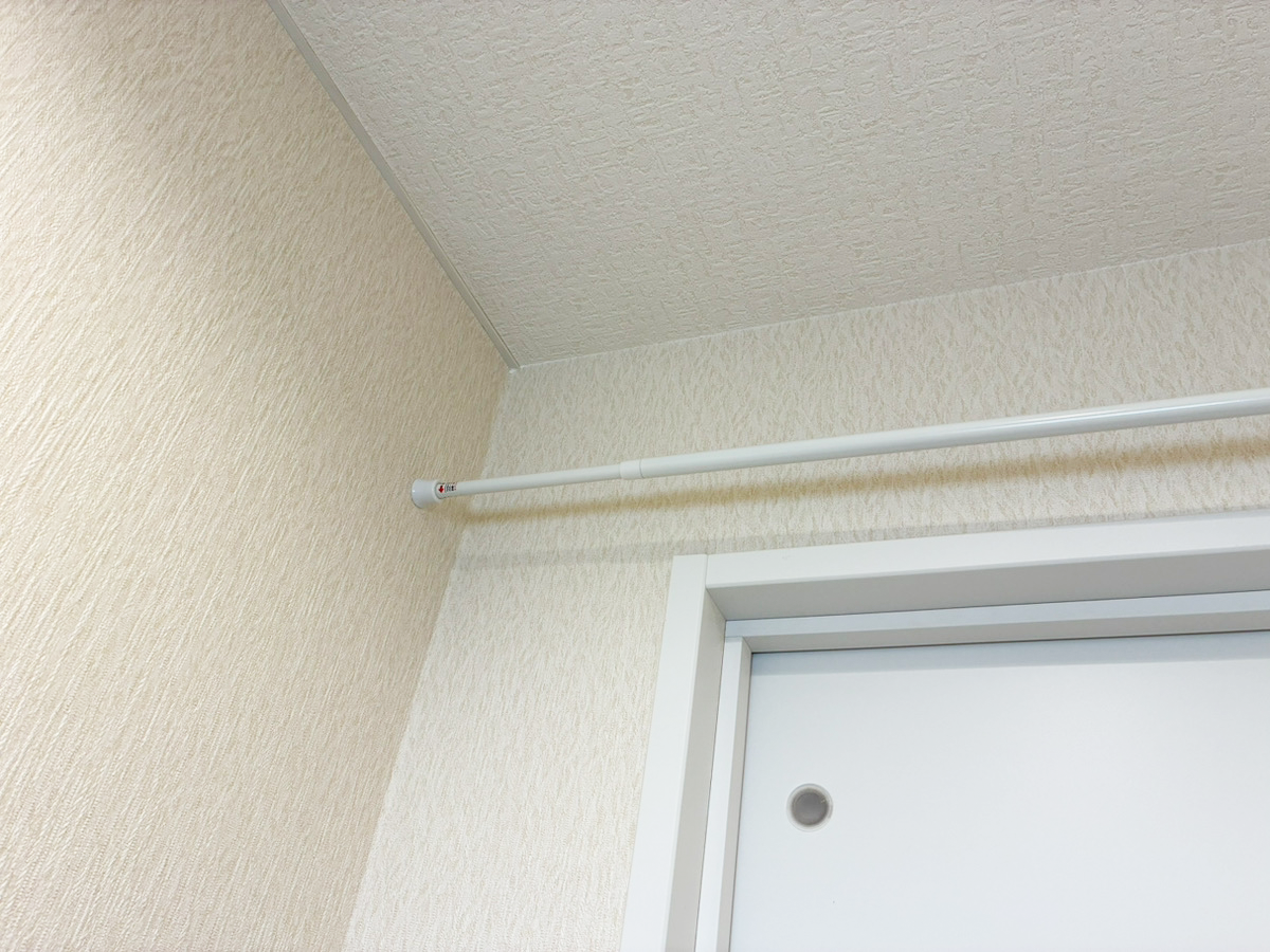 つっぱり棒のトイレ収納写真(撮影:grapeライフハック編集部)