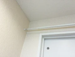 つっぱり棒のトイレ収納写真（撮影：grapeライフハック編集部）