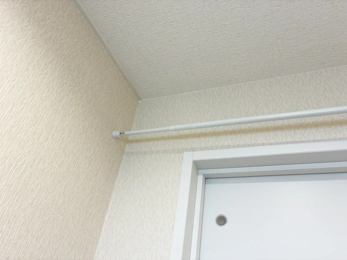 つっぱり棒のトイレ収納写真(撮影:grapeライフハック編集部)