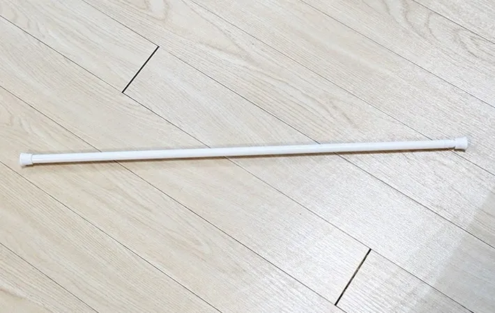 『ダイソー 白い伸縮式つっぱり棒』の写真（撮影：ワード）