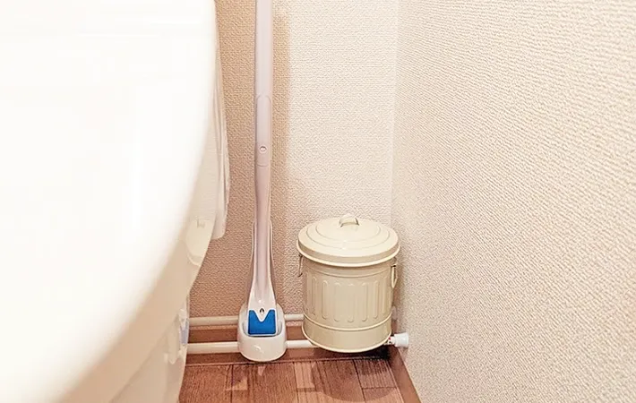 『ダイソー 白い伸縮式つっぱり棒』の使用写真（撮影：ワード）