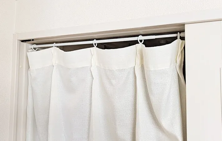 『ダイソー 白い伸縮式つっぱり棒』の使用写真（撮影：ワード）