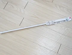 『ダイソー 白い伸縮式つっぱり棒』の写真（撮影：ワード）