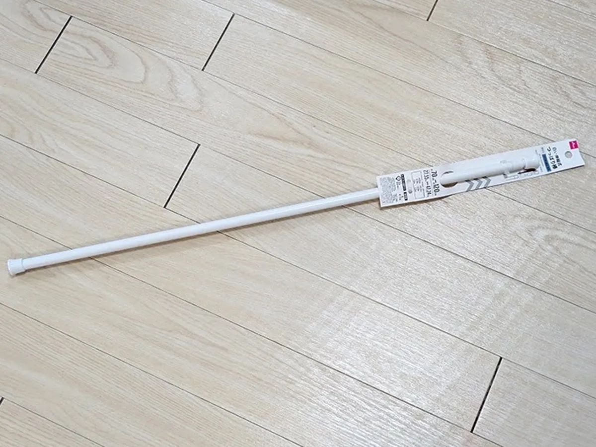 『ダイソー 白い伸縮式つっぱり棒』の写真(撮影:ワード)