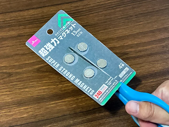 マグネットを縦にカットする場面（撮影：grapeライフハック編集部）