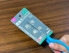 マグネットをハサミで切る場面（撮影：grapeライフハック編集部）