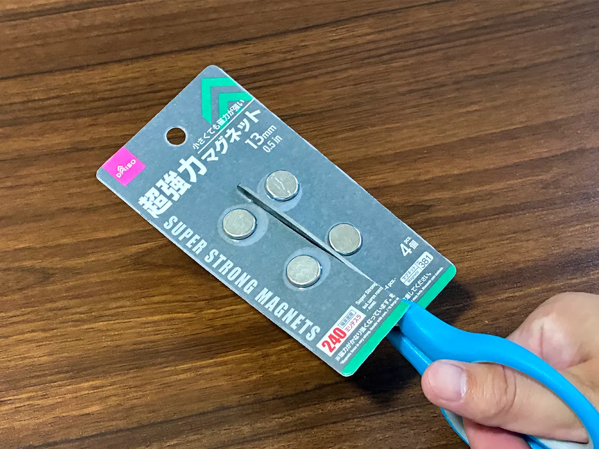 マグネットをハサミで切る場面(撮影:grapeライフハック編集部)