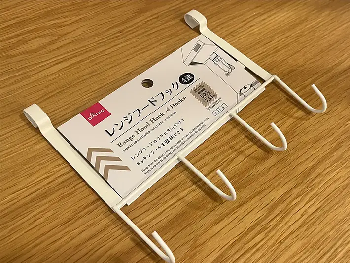 ダイソーの４連フックの写真（撮影：grapeライフハック編集部)