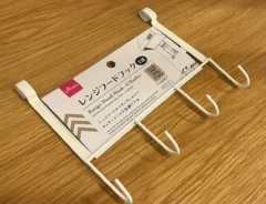 ダイソーの４連フックの写真（撮影：grapeライフハック編集部)