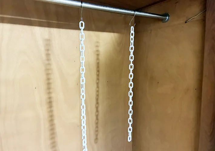 つっぱり棒とチェーンの活用写真（撮影：grapeライフハック編集部）