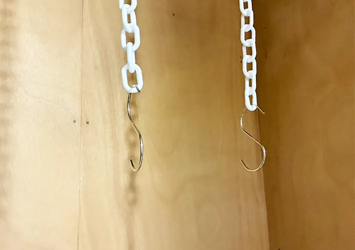 つっぱり棒とチェーンの活用写真（撮影：grapeライフハック編集部）