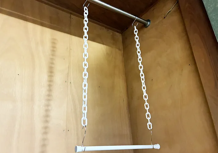 つっぱり棒とチェーンの活用写真（撮影：grapeライフハック編集部）