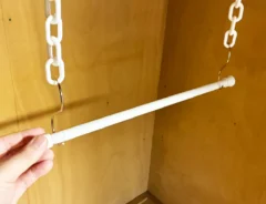 つっぱり棒とチェーンの活用写真（撮影：grapeライフハック編集部）
