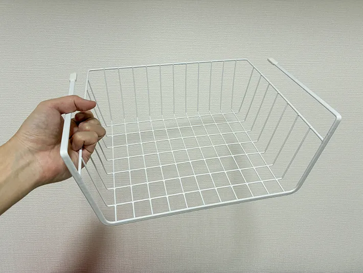 手で持った吊戸棚用バスケット（撮影：grapeライフハック編集部）