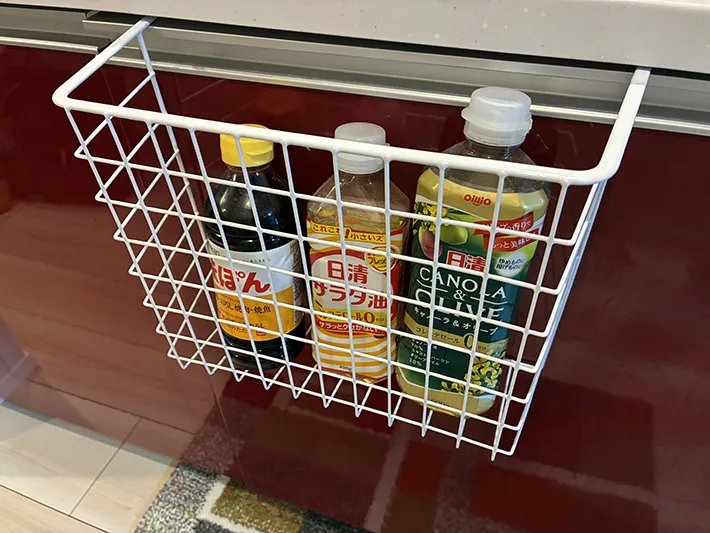 吊戸棚用バスケットに収納した調味料ボトル（撮影：grapeライフハック編集部）