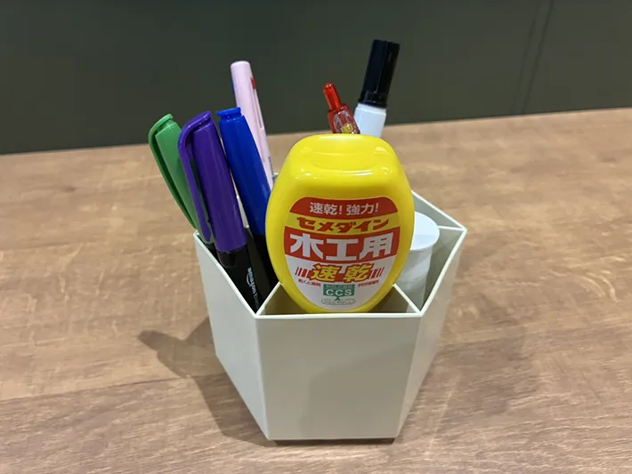 木工ボンドやスティックのり、ペンなどが入った回転式ペンスタンド（撮影：grapeライフハック編集部）