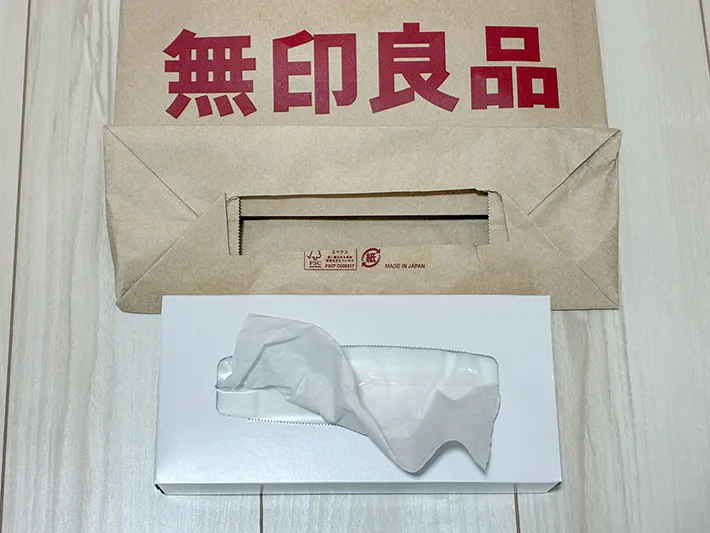 底を切りとった紙袋と、箱ティッシュ（撮影：grapeライフハック編集部）