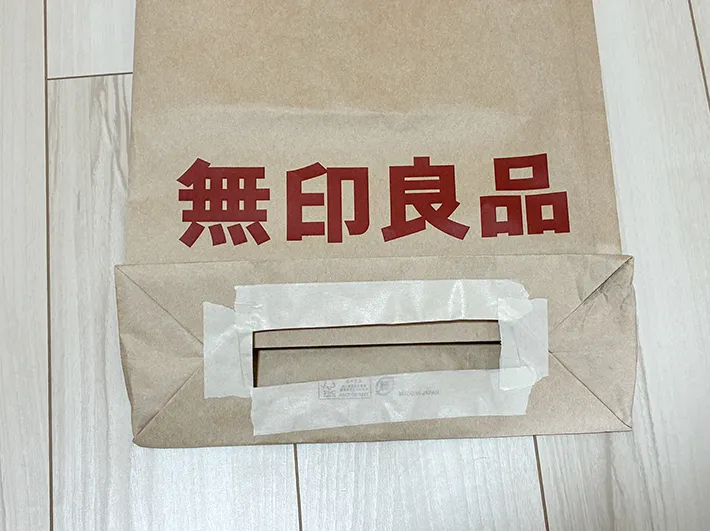 マスキングテープを貼った紙袋の底面（撮影：grapeライフハック編集部）