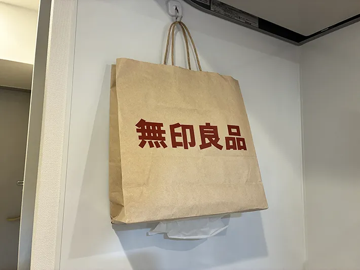 キッチンの壁に設置した紙袋ティッシュケース（撮影：grapeライフハック編集部）