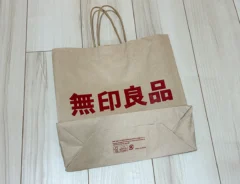 床に置かれた紙袋（撮影：grapeライフハック編集部）