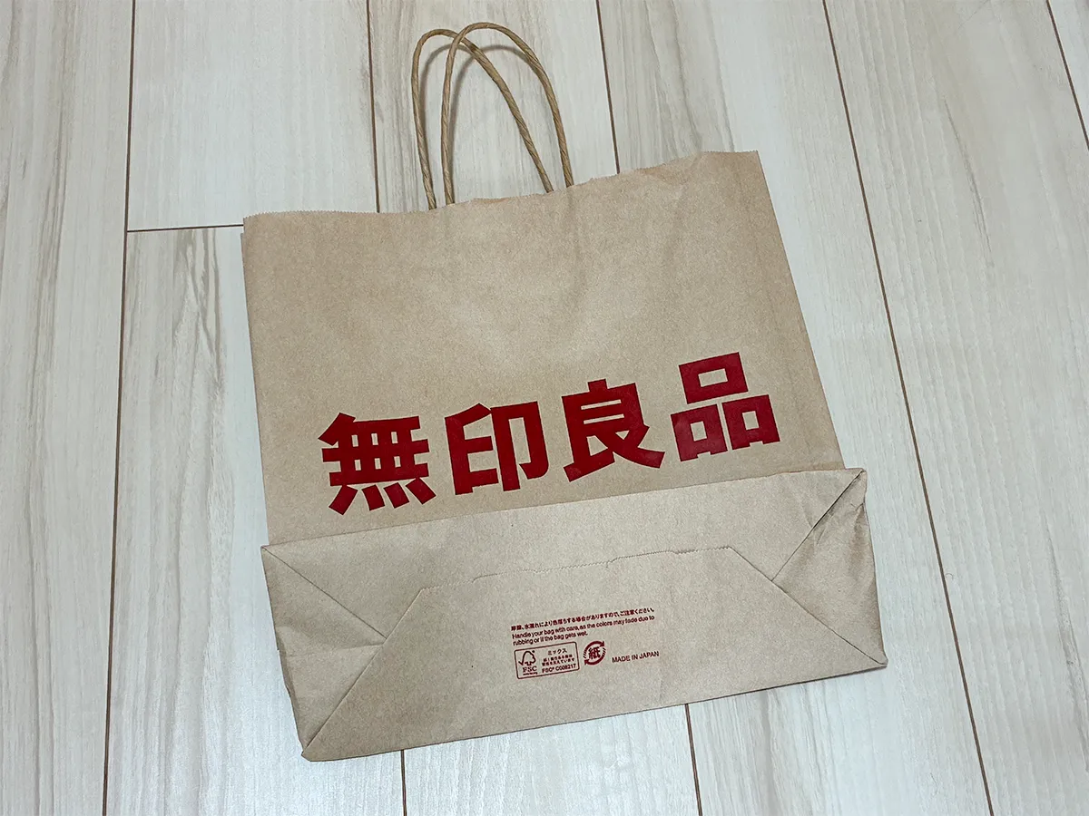 床に置かれた紙袋（撮影：grapeライフハック編集部）