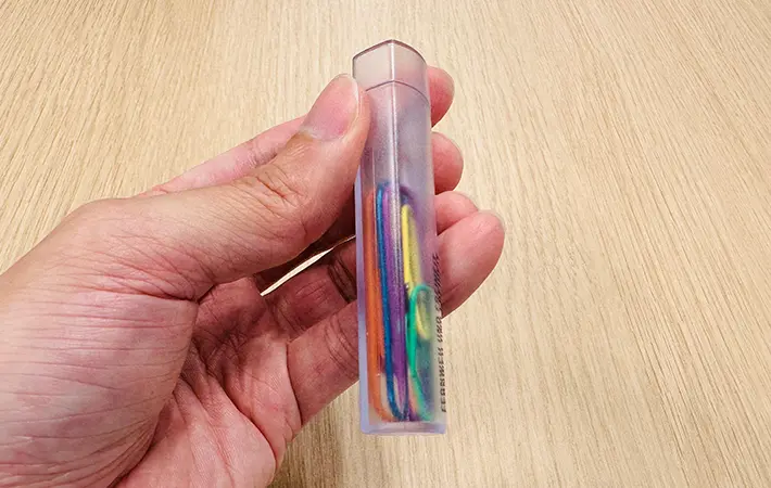 3COINSの綿棒ケースにゼムクリップを入れている写真（撮影：grape編集部）