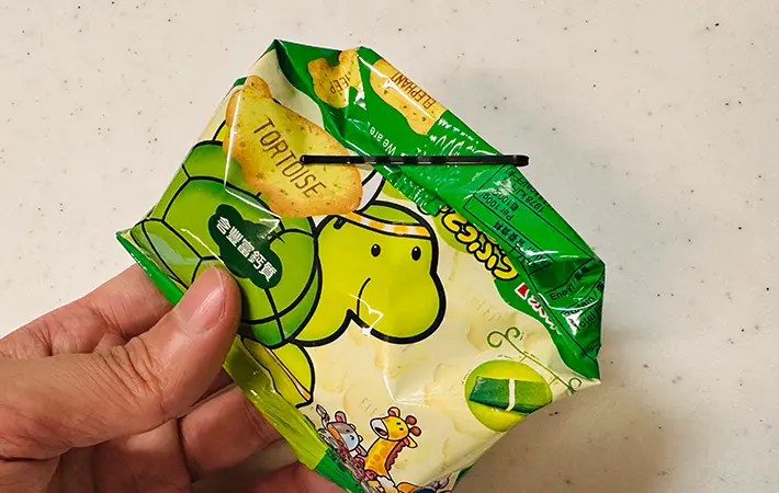 ヘアピンを使って開けたお菓子の袋を閉じている写真（grapeライフハック編集部）