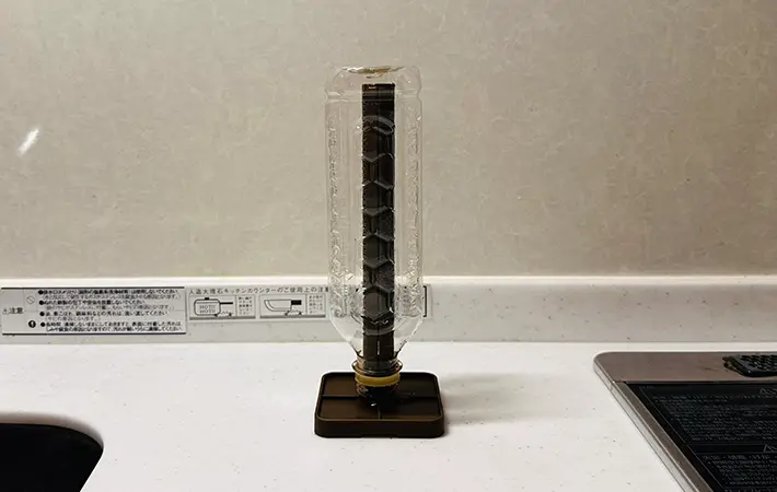 スリコのオープンスピーディーボトルドライヤーを使いペットボトルを1本乾燥させている写真（撮影：grape編集部）