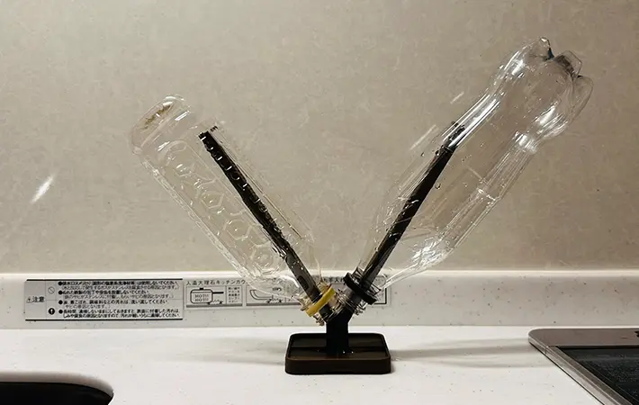 スリコのオープンスピーディーボトルドライヤーを使いペットボトルを2本乾燥させている写真（撮影：grape編集部）
