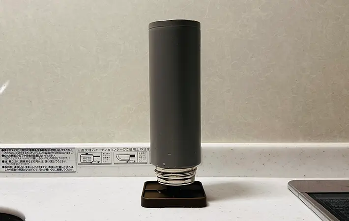 スリコのオープンスピーディーボトルドライヤーを使い水筒を乾燥させている写真（撮影：grape編集部）