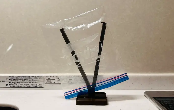 スリコのオープンスピーディーボトルドライヤーを使い保存袋を乾燥させている写真（撮影：grape編集部）