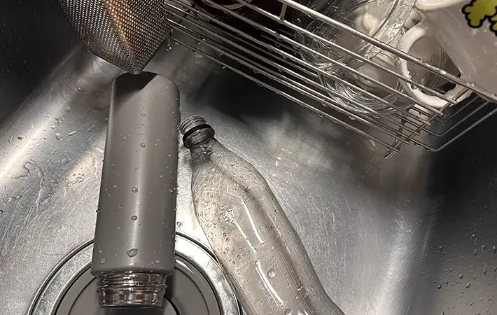 ペットボトルと水筒が水切りカゴから落ちてしまっている写真（撮影：grape編集部）
