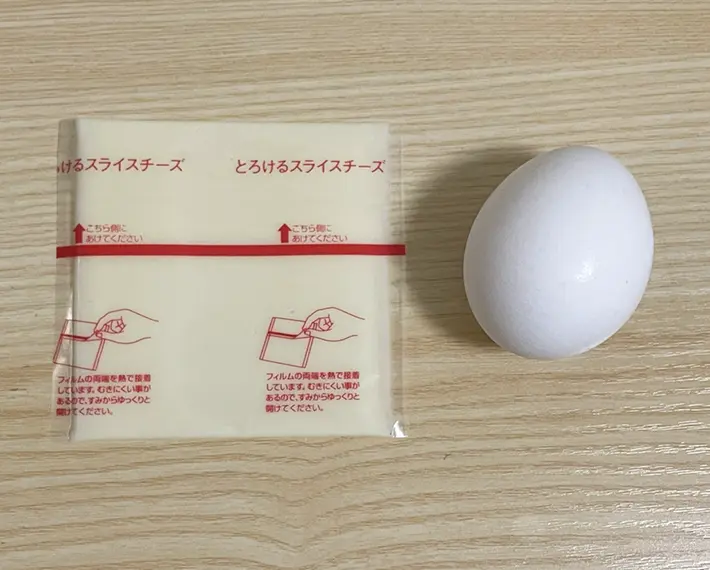 卵とスライスチーズの写真（撮影：grapeフード編集部）