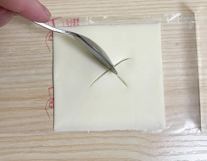 チーズの真ん中に印をつける写真（撮影：grapeフード編集部）