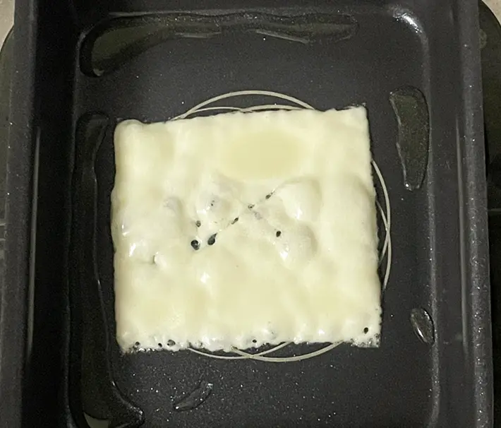 チーズをフライパンで焼く写真（撮影：grapeフード編集部）