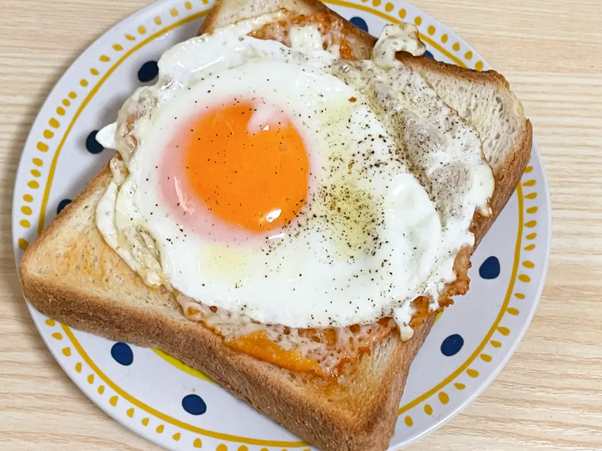 目玉焼きトーストの写真(撮影:grapeフード編集部)