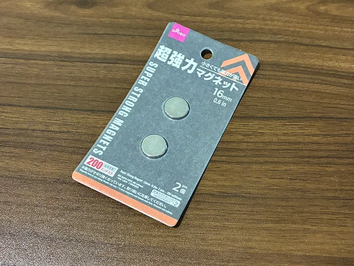 机に置かれた強力マグネット（撮影：grapeライフハック編集部）