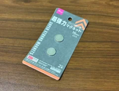 机に置かれた強力マグネット（撮影：grapeライフハック編集部）