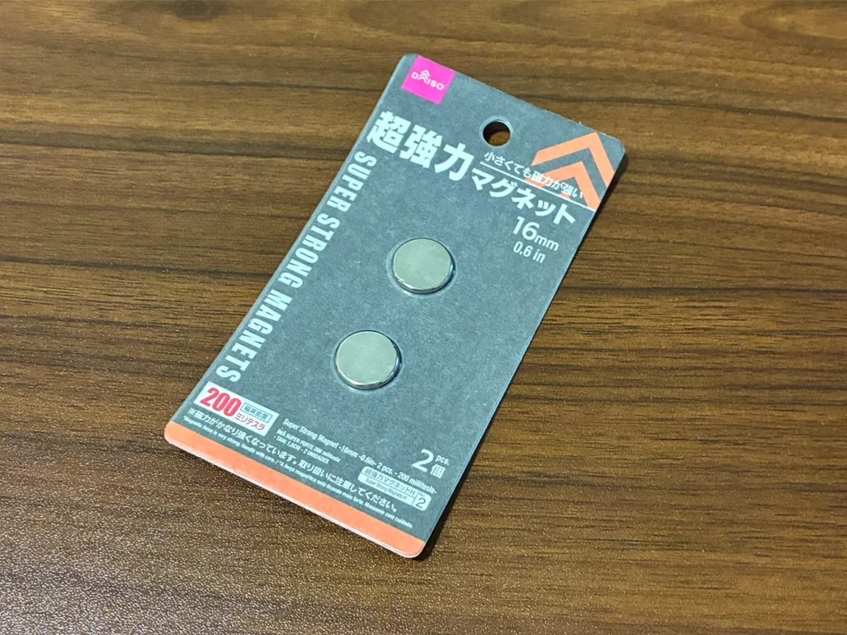 机に置かれた強力マグネット(撮影:grapeライフハック編集部)
