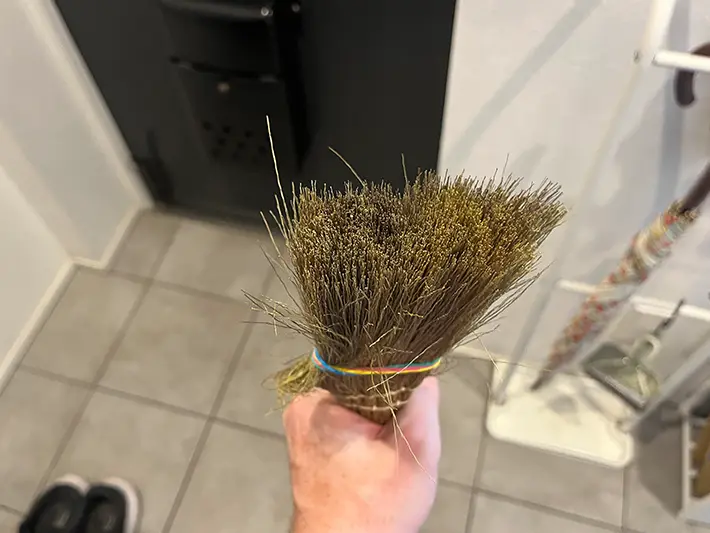 ほうきで玄関掃除の写真（撮影：grapeライフハック編集部)