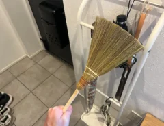 ほうきで玄関掃除の写真（撮影：grapeライフハック編集部)