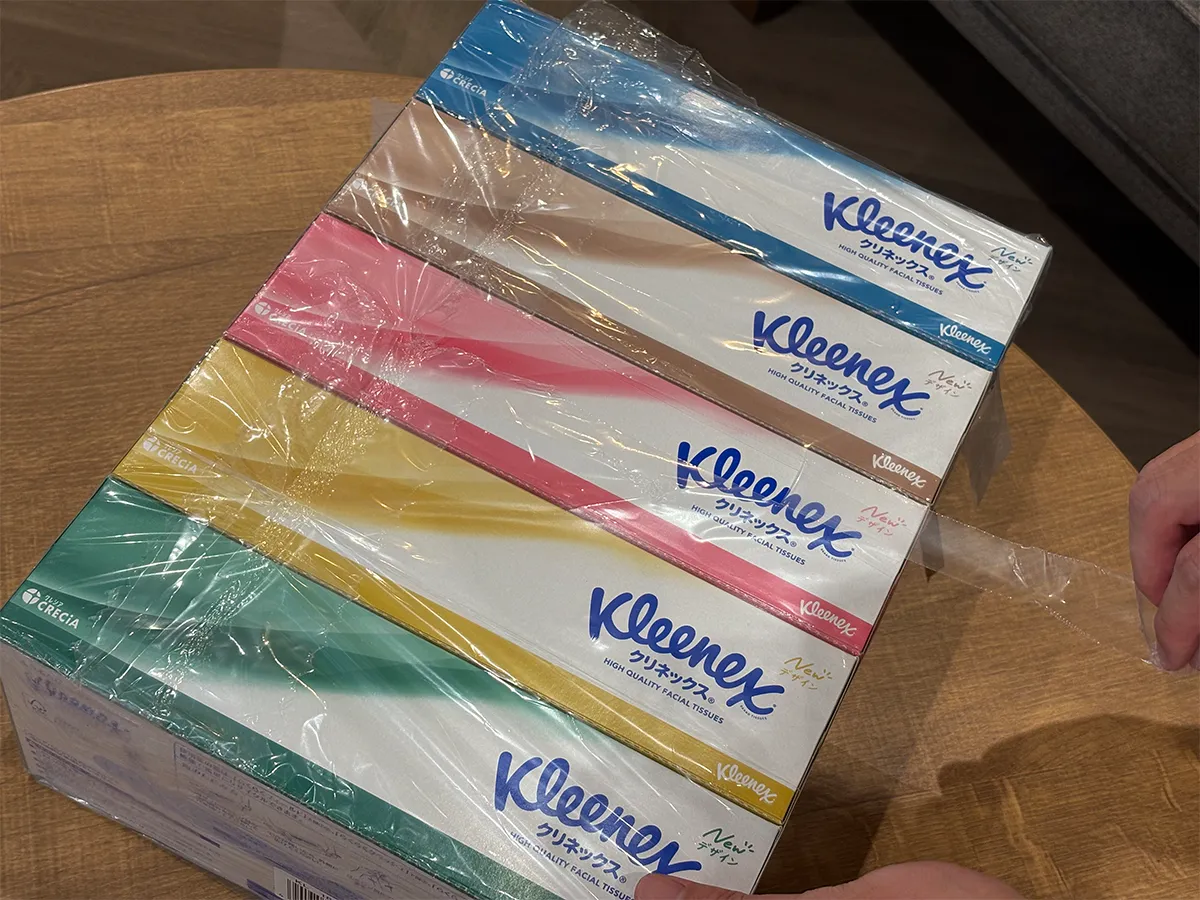 箱ティッシュを横に引っ張って開ける場面(撮影:grapeライフハック編集部)