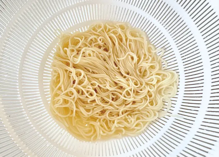 そうめんをザルに移して冷やした画像（撮影：エニママ）